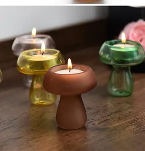 Primo piano di portacandele in vetro a forma di fungo su un tavolo di legno