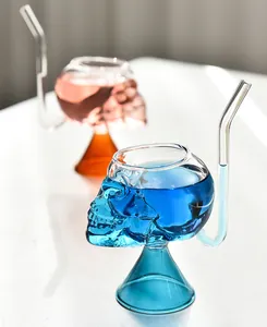 Vaso de cóctel creativo con forma de calavera de vampiro, pajita integrada y líquido azul
