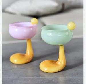 Copas de cóctel de vidrio con base curva amarilla creativa en tonos violeta y verde pastel