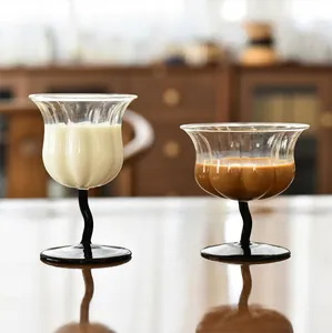 Copas de postre artísticas con forma de lirio de los valles y tallos negros curvos
