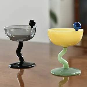 Coppe da dessert creative in vetro con stelo ondulato per gelato e budino stile ins