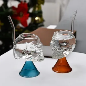 Detalle de dos copas de cóctel creativas con forma de calavera y bases de colores.