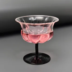 Elegante copa vintage con forma de lirio de los valles, cuenco rosa y tallo oscuro