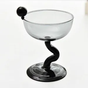 Coppa gelato in vetro artistico con stelo nero curvo e ornamento bordo