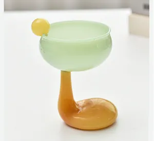 Copa de cóctel creativa verde claro y ámbar con diseño de base curva única