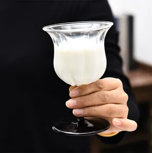 Copa de vidrio elegante con forma de lirio de los valles y una base negra detalle