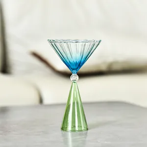 Eleganter gestreifter Glas-Eisbecher mit Farbverlauf für Desserts und Eiscreme-Spezialitäten