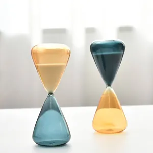 Elegante zweifarbige Glas-Sanduhren als kreative Dekoration für Zuhause und das Büro