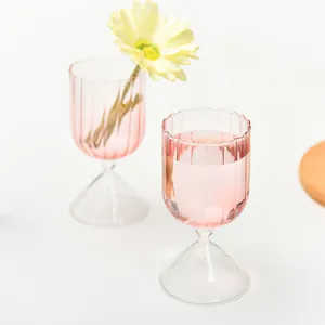 Eleganter gerippter Glas-Dessertbecher in Rosa-Verlauf für Eiscreme und Getränke