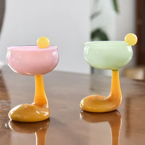 Copas de cristal creativas para cócteles y postres con tallos ámbar curvos únicos de estilo