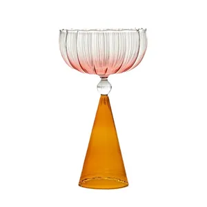 Eleganter kreativer Dessertbecher aus Glas mit Streifenmuster und orangefarbenem Kegelfuß