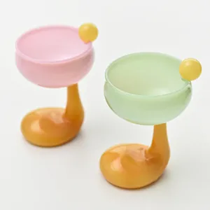 Copa de cóctel creativa para postre estilo ins con base curva amarilla de vidrio