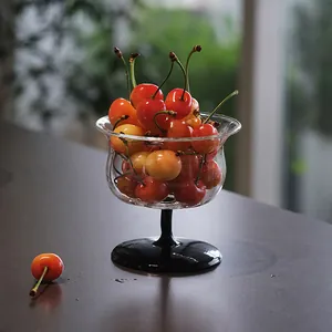 Elegante copa de postre de vidrio de lirio de los valles con sofisticado tallo negro