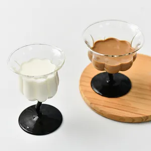 Elegantes copas vintage de lirio de los valles con tallo negro para postre o cóctel