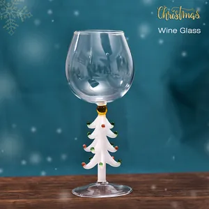 Élégant verre à vin avec pied en forme de sapin de Noël en verre pour les fêtes