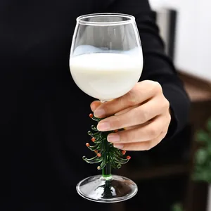 Élégant verre à vin avec un pied créatif en forme de sapin de Noël vert décoratif