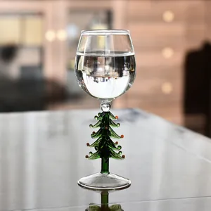 Verre à vin créatif avec pied en forme de sapin de Noël décoré pour les fêtes de fin d'année