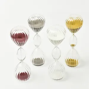 Dekorative nordische dreischichtige Glas-Sanduhr mit Streifen in verschiedenen Farben