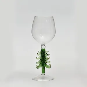 Verre à vin élégant doté d'un pied unique en forme de sapin de Noël vert décoratif.