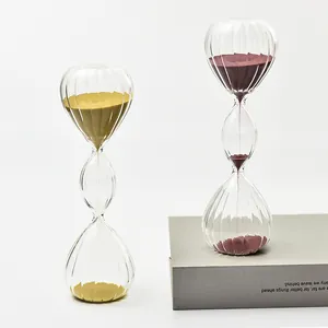 Kreative dreistufige gestreifte Glassanduhr für eine elegante nordische Wohndekoration