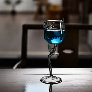 Elegant wijnglas in de vorm van een roos van borosilicaatglas voor romantisch diner