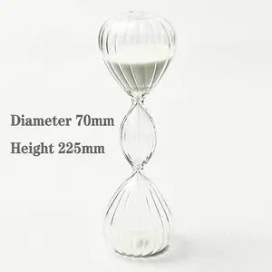 Nordisches minimalistisches dreistufiges geripptes Glas Sanduhr-Timer mit weißem Sand
