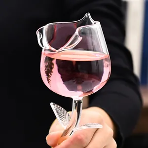 Elegant creatief wijnglas in de vorm van een roos van borosilicaatglas met romantische bloemrand