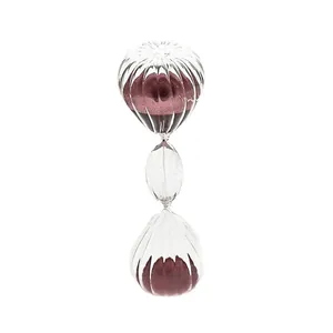 Minimalistische dreistufige Glas-Sanduhr mit dunkelviolettem Sand als Dekor.