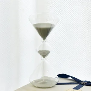 Reloj de arena decorativo de tres capas de vidrio diamante con arena gris nórdica.
