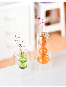 Vase minimaliste en verre à double couche avec globes colorés pour une décoration de bureau.