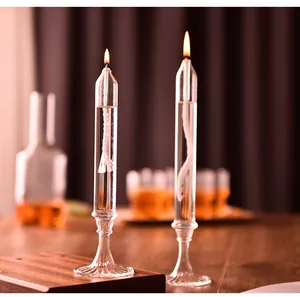 Vista macro detallada de dos elegantes lámparas de aceite nórdicas encendidas