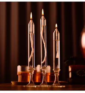 Elegantes lámparas de aceite de vidrio de estilo nórdico con llamas sobre un fondo muy cálido