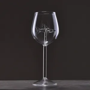 Copa de vino tinto creativa con diseño de tiburón en cristal para cenas elegantes y pro