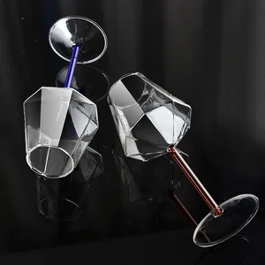 Elegante Kristall Weingläser mit Diamantschliff und farbigen Stielen für Rotwein