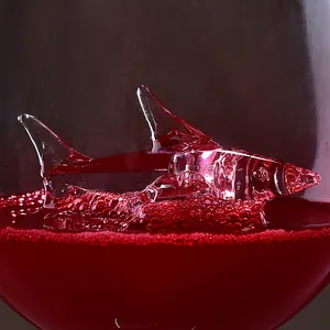 Copa de vino tinto de cristal creativa con escultura interna de tiburón y vista de cerca