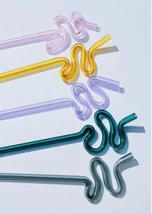 Vista macro de pajitas de vidrio onduladas de colores con diseños artísticos resistentes