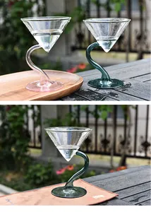 Close-up van creatief S-vormig glas voor desserts en cocktails in de buitenlucht