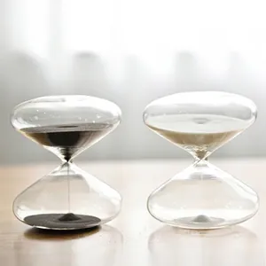 Minuteur sablier créatif en verre en forme de soucoupe volante avec sable noir et blanc