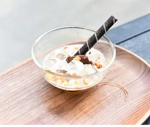 Vue détaillée d'un bol à dessert en verre avec céréales sur un plateau en bois