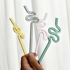 Pajitas de vidrio onduladas artísticas coloridas con diseño retorcido creativo