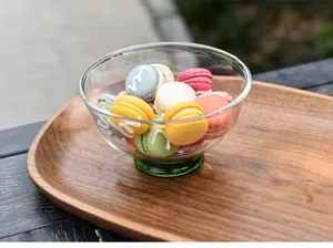Gros plan d'une coupe à dessert créative en verre avec pied vert pour gâteaux.