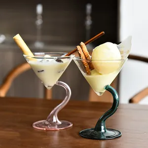 Stijlvol Ins-stijl dessertglas met unieke S-vormige steel voor ijs en desserts