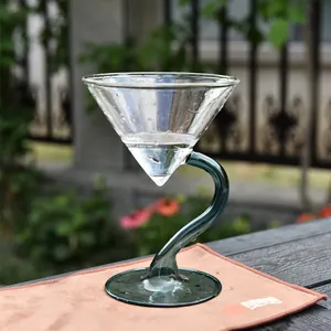 Creatief martiniglas met S-vormige steel voor desserts en cocktails