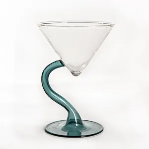 Elegant martiniglas met blauwe S-steel voor het serveren van ijs en creatieve desserts