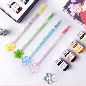Set mit vier eleganten Glas-Tauchstiften mit Kristallfüllung und bunten Tintenfässern.
