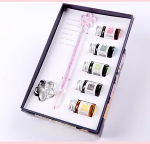 Detailansicht eines Glas-Schreibfeder-Sets mit 5 bunten Tintenflaschen im Geschenkkarton