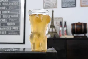 Detailansicht des kreativen Bierglases in Form eines Frauenkörpers mit Getränk gefüllt