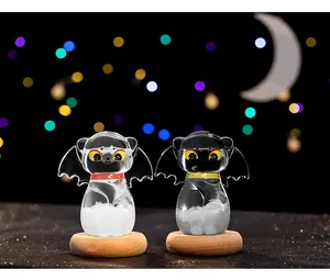 Vue détaillée de bouteilles de prévision météo en forme de chat avec ailes de chauve-souris