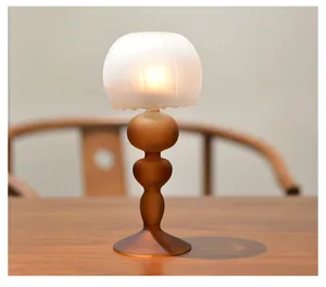 Elegante candeliere vintage in vetro smerigliato con paralume bianco su tavolo in legno
