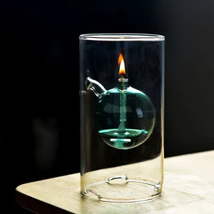 Primer plano de una lámpara de aceite cilíndrica de vidrio con bombilla interna turquesa